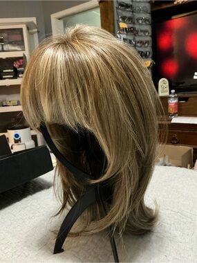 Velvet Noire Boutique Tennille wig in Honey Graham